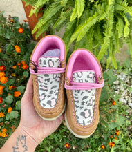 Load image into Gallery viewer, The Rosa Girls’ Moccasins
